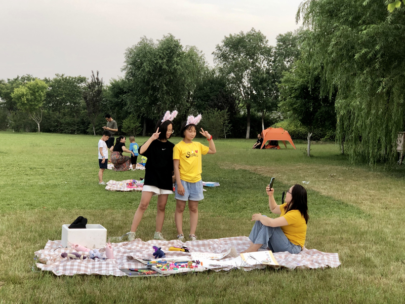 夏令營挑戰(zhàn)地攤經濟，覽眾房車不一樣的活動