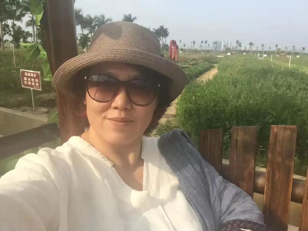 58歲的她，自駕房車旅居，一人兩犬，活成了自己喜歡的樣子