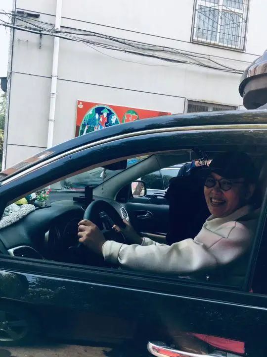 58歲的她，自駕房車旅居，一人兩犬，活成了自己喜歡的樣子