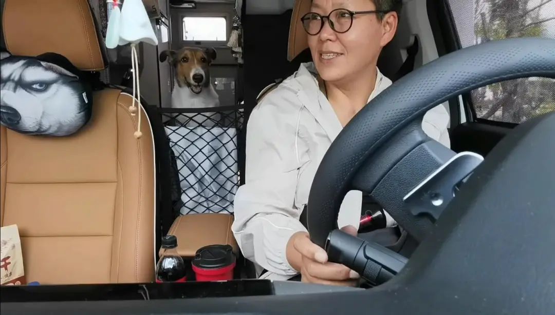 58歲的她，自駕房車旅居，一人兩犬，活成了自己喜歡的樣子