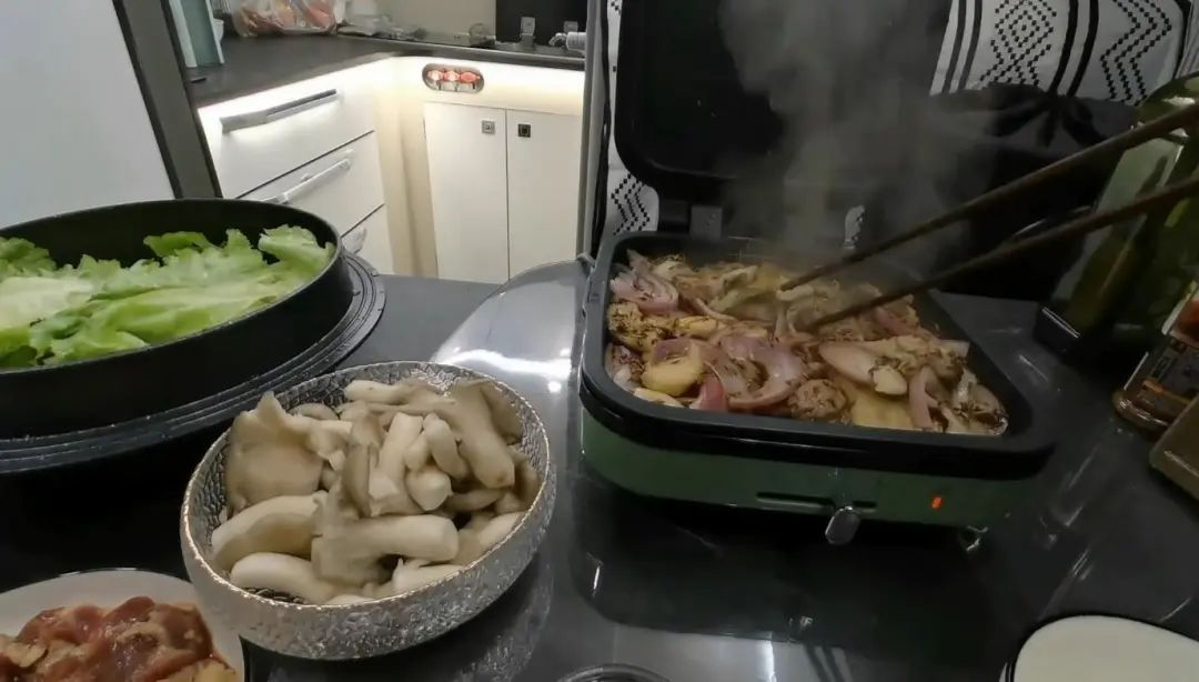 58歲的她，自駕房車旅居，一人兩犬，活成了自己喜歡的樣子